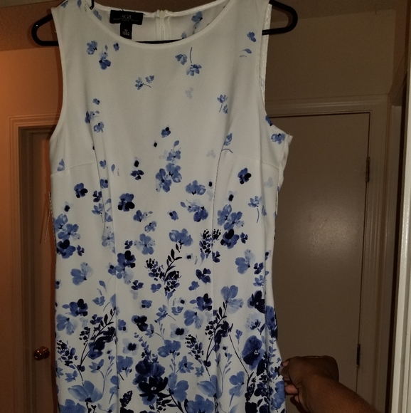 *NEW* blue & white floral sleeveless dress - Picture 2 of 5